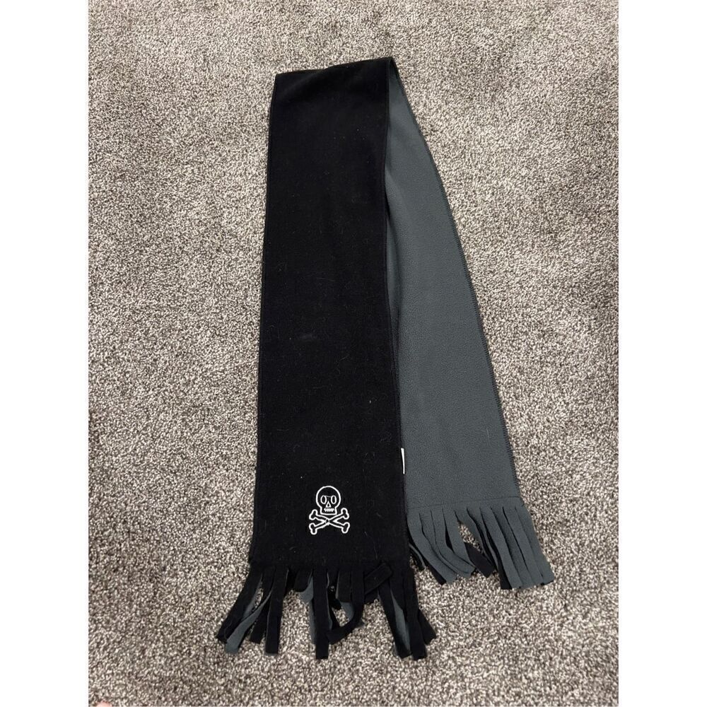 Child size skull and crossbones fleece scarf
